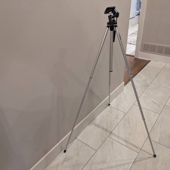 Velbon ME-3 Lightweight Aluminum Tripod - Picture 1 of 3